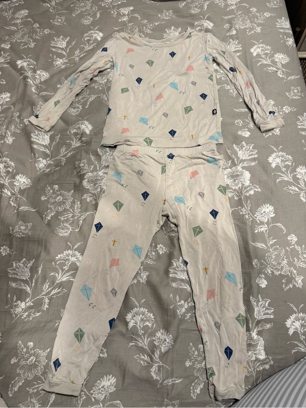 Kyte Baby two piece pajamas- Colorful Kite Print - Size 3T